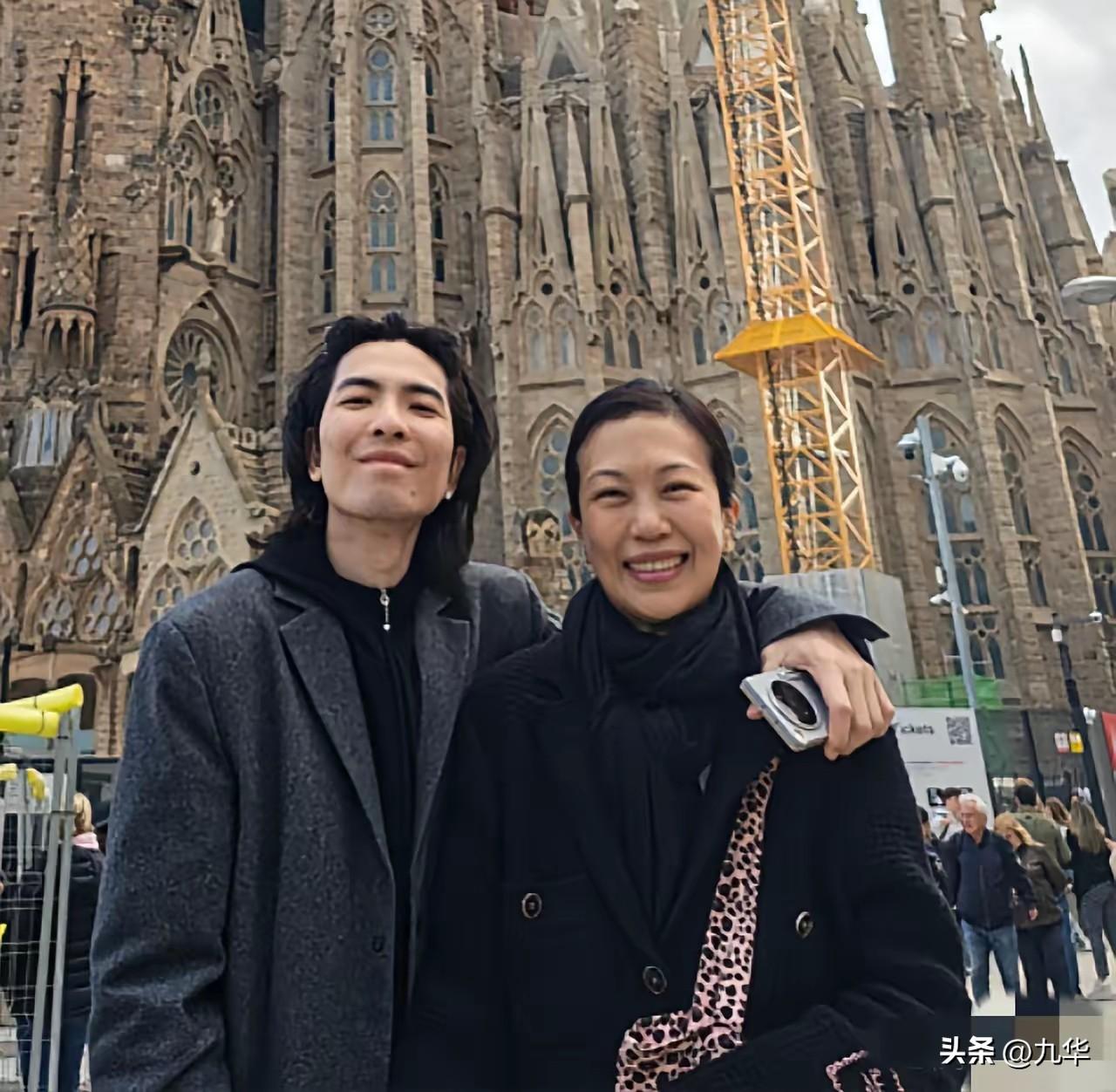 雨神萧敬腾原来有恋母情结，娶了个大妈，看样子起码比他大二十几岁！真行
本来萝卜白