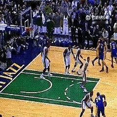 锁喉科比，他笑了
 
2006年季后赛，太阳后卫贝尔一把勒住科比脖子，裁判直接把