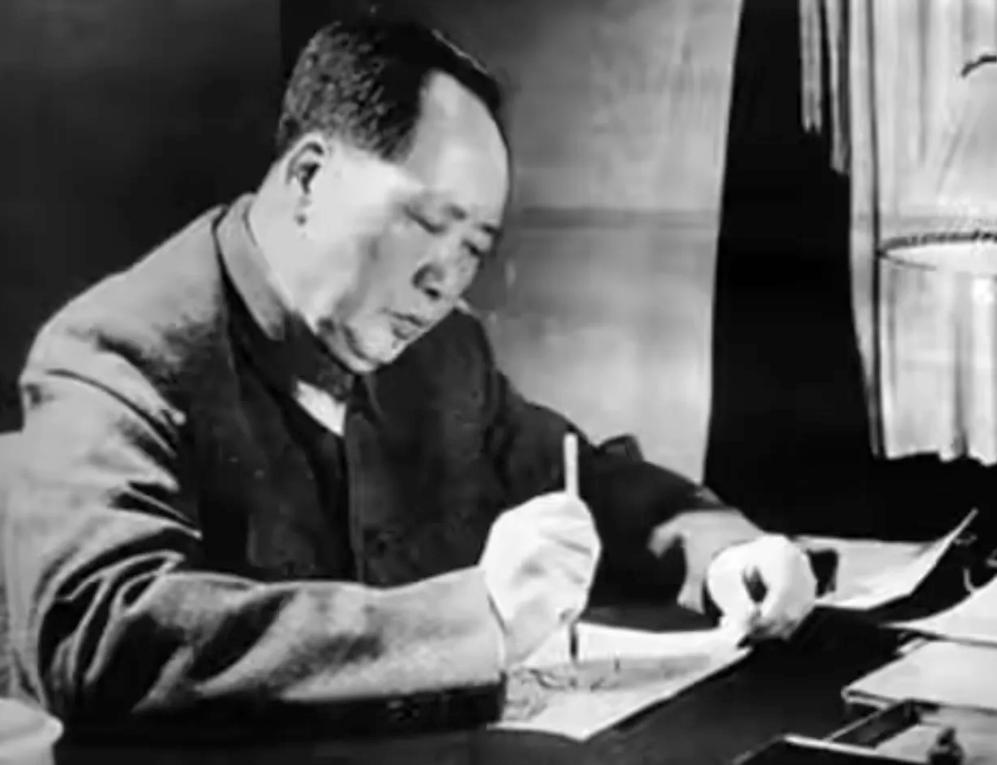 一天，厨师给毛主席做饭时放多了盐？毛主席问道：“师傅贵姓？”厨师答：“主席，我姓