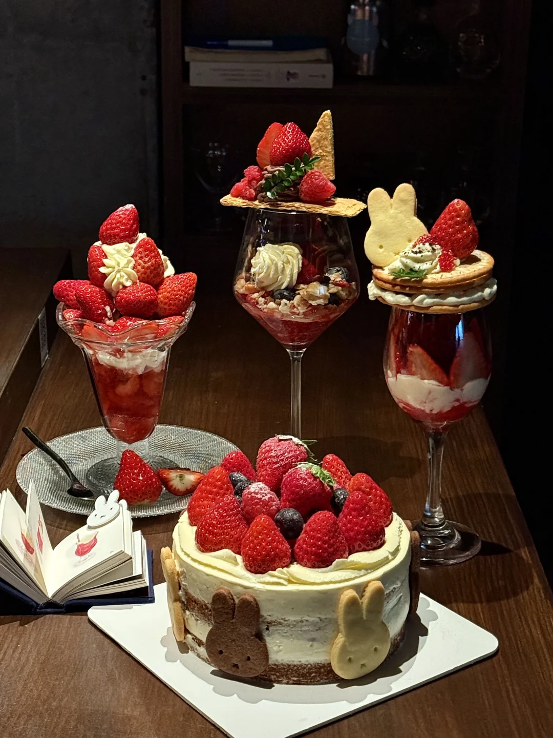 杭州新出的草莓夜芭菲🍓！真不在京都……