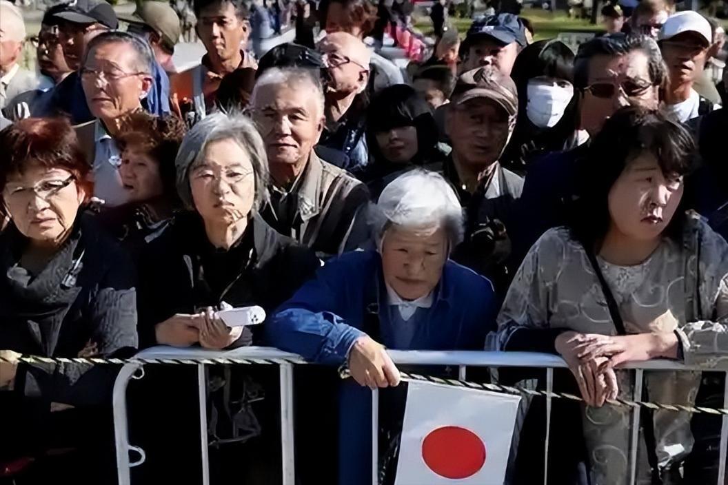 魔幻！日本70岁保安、93岁夜班工，退休年龄竟涨到75岁。谁能想到，在日本街头，