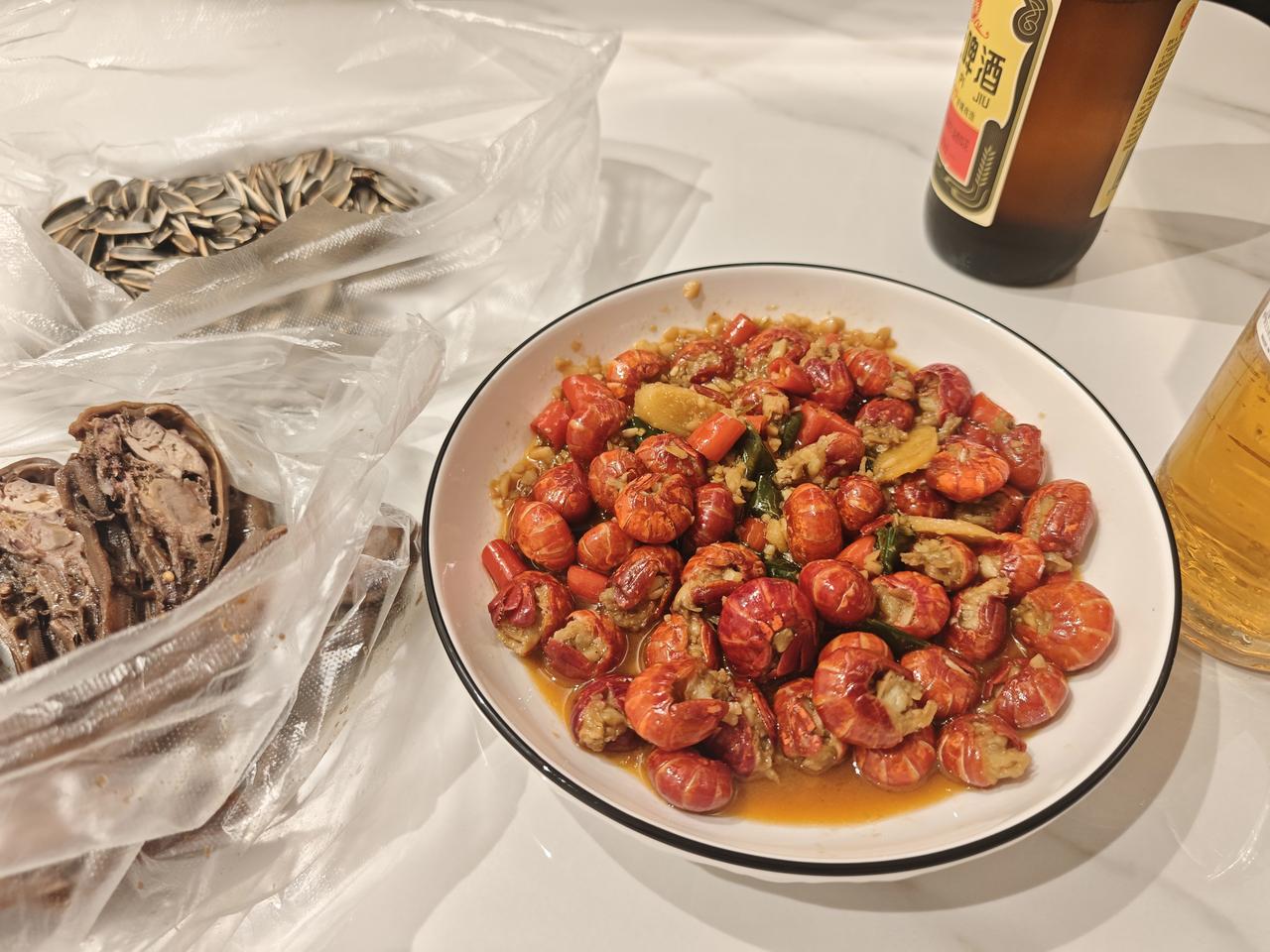 麻辣小龙虾配啤酒，夏日的美食盛宴！🍜🍺