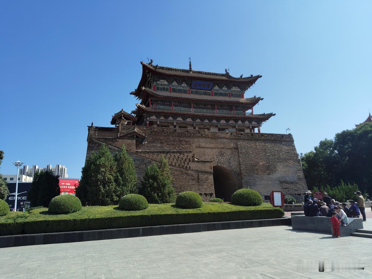 威远楼的背面（西面），匾牌上书写“声闻四达”，有供人们登楼的楼门，门上悬挂隶体“