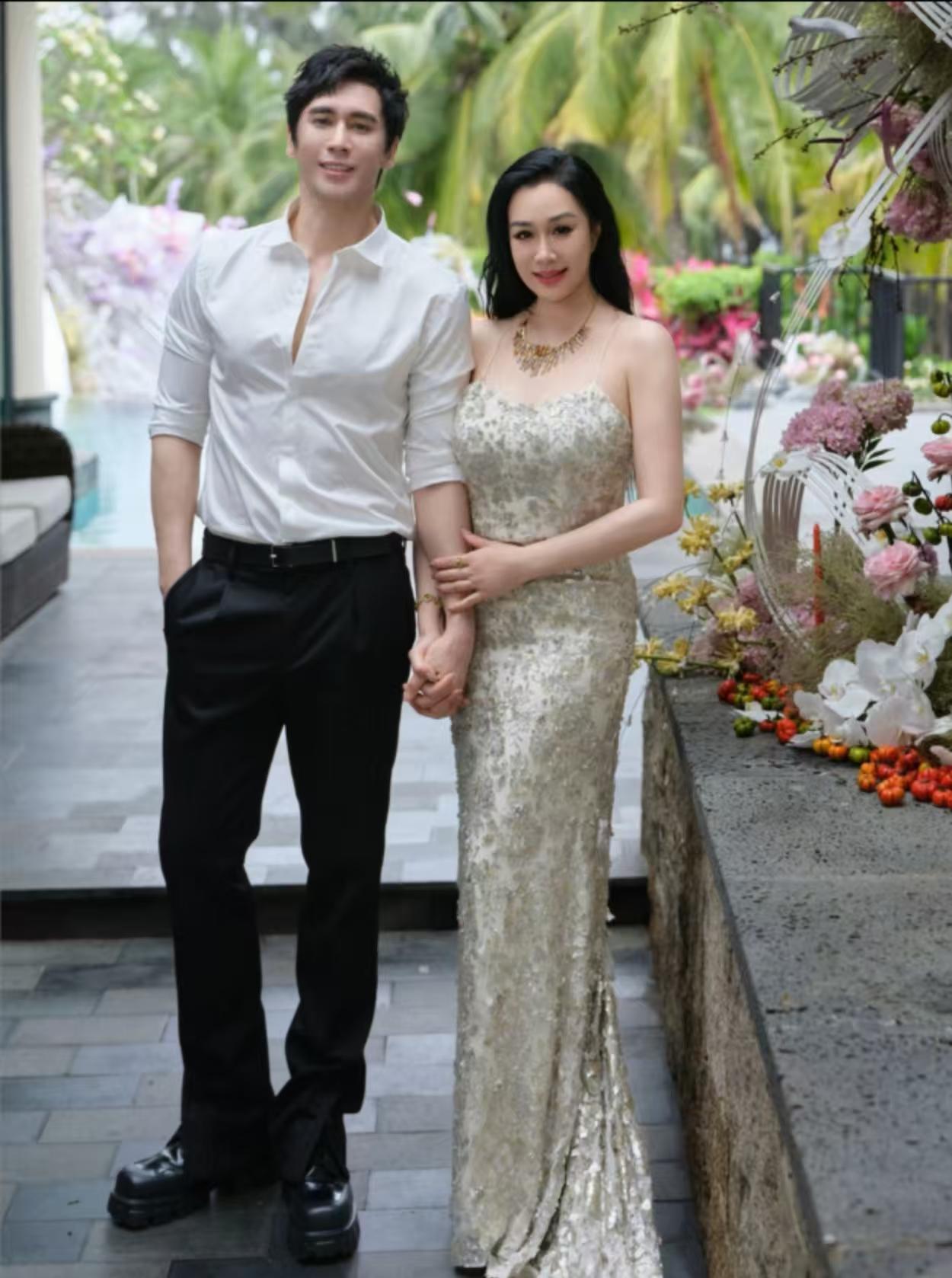 果然还是男人更了解男人，
 
我问老公，钟丽缇离过婚，还有三个女儿，张伦硕怎么就