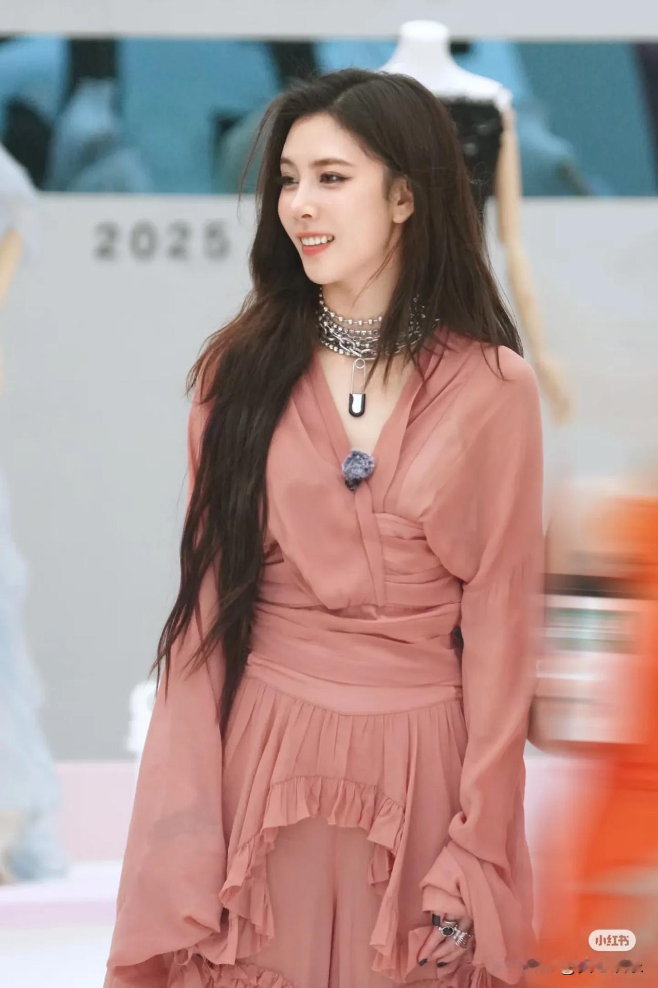 宋妍霏｜《乘风2025》初见面
海风相迎，定格初见瞬间📸️CC@Cecilia