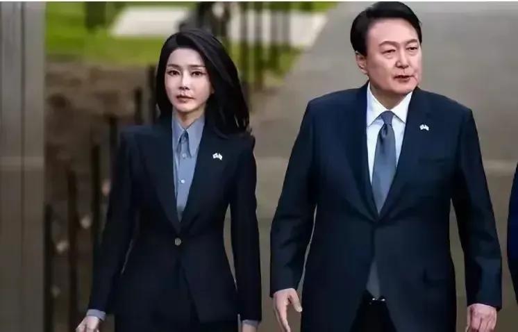 不是落井下石，但确实替他们两口子担心，弄不好，就容易提前下台，且容易进班房。
