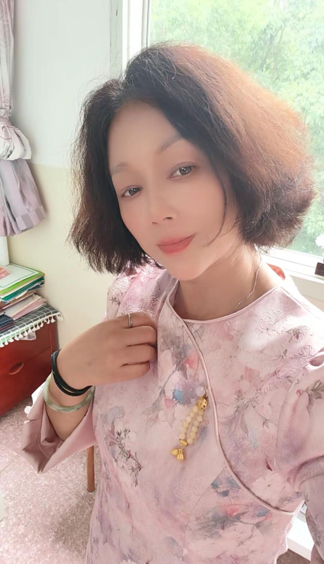 粉色印花上衣，今天刷爆了。
金色耳环一戴，全网都懂了。
微博热搜第七，三亿人点开