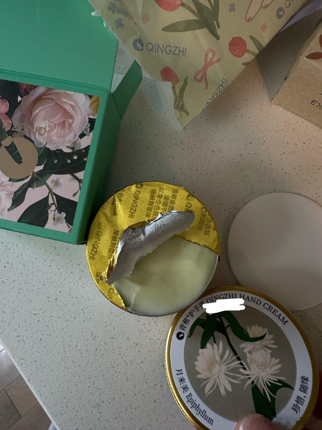 打开陈姐买的生日同一天护手霜，味道害行，不是我喜欢的。目前我最喜欢的一个味道的护