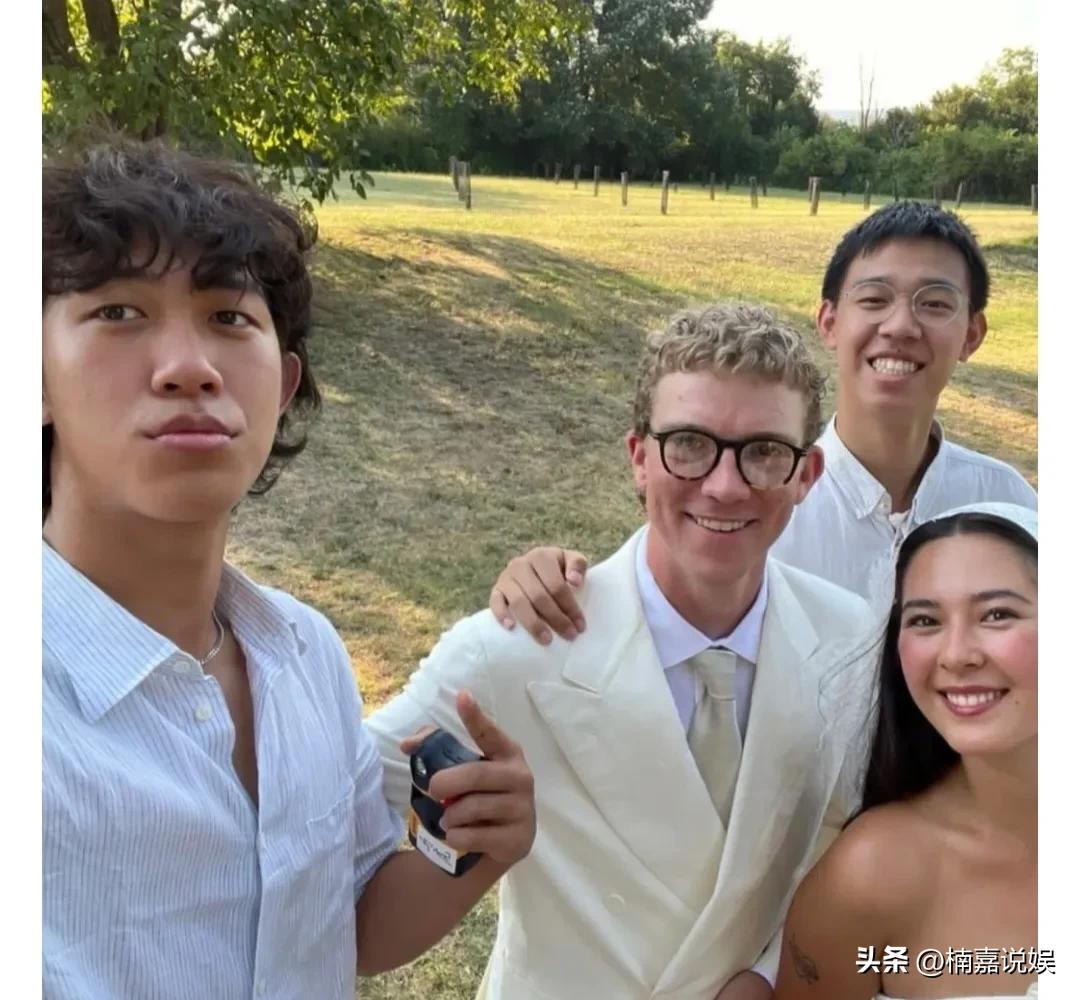 姜文的女儿姜一郎晒照，和两个弟弟同框。我能说这俩娃，除了血缘，完全和妈妈周韵联系
