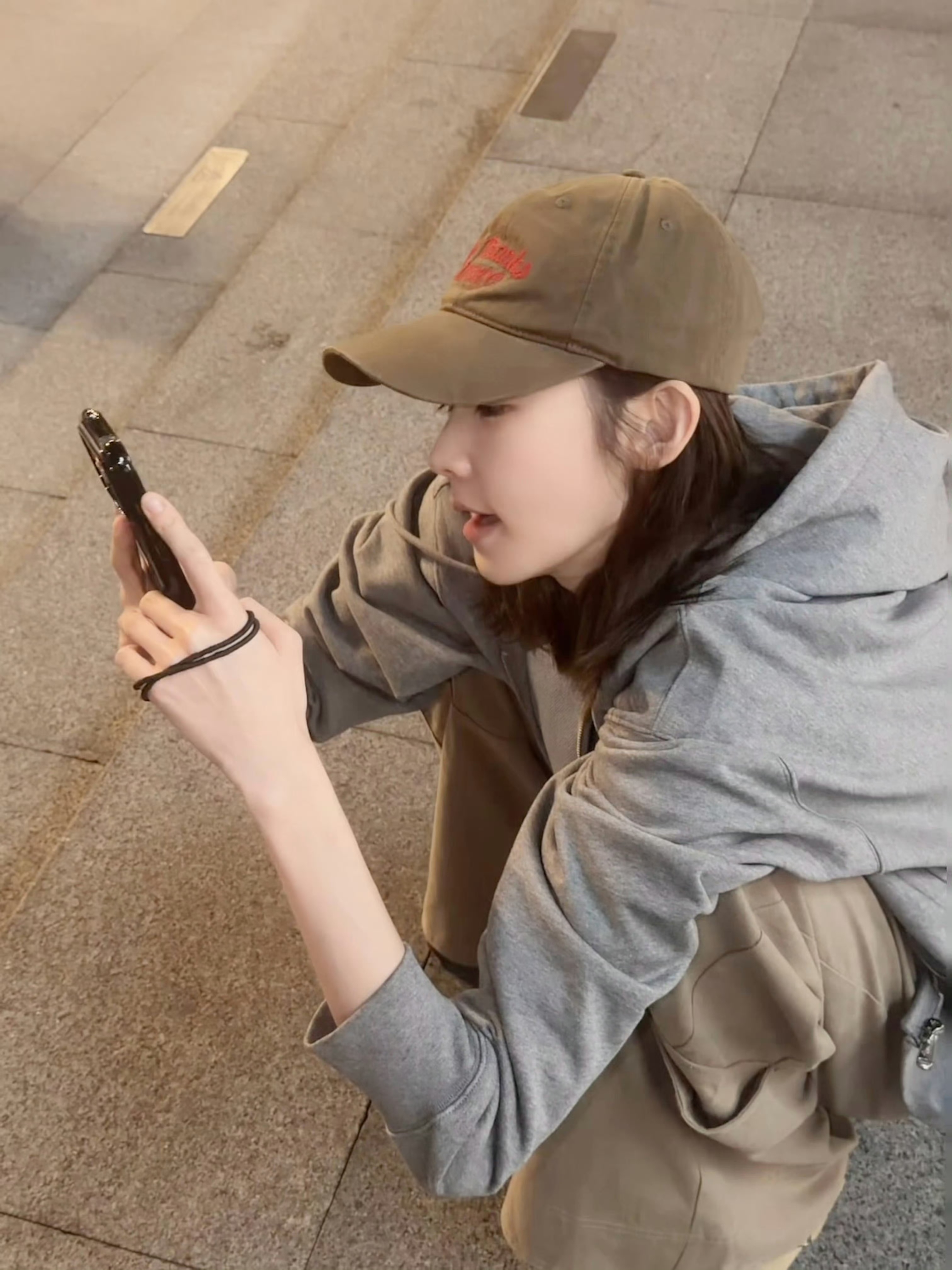 张艺凡哈哈凡凡咋圪蹴在地上拍照，猛一看还以为是小朋友。这松弛感，又搞怪又灵动。 