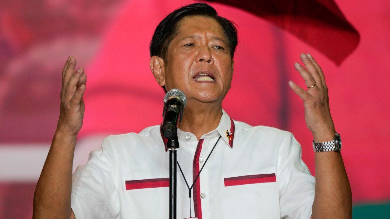 当今世界两大傻叉总统，一个是乌克兰喜剧总统泽连斯基，一个菲律宾总统小马科斯。 