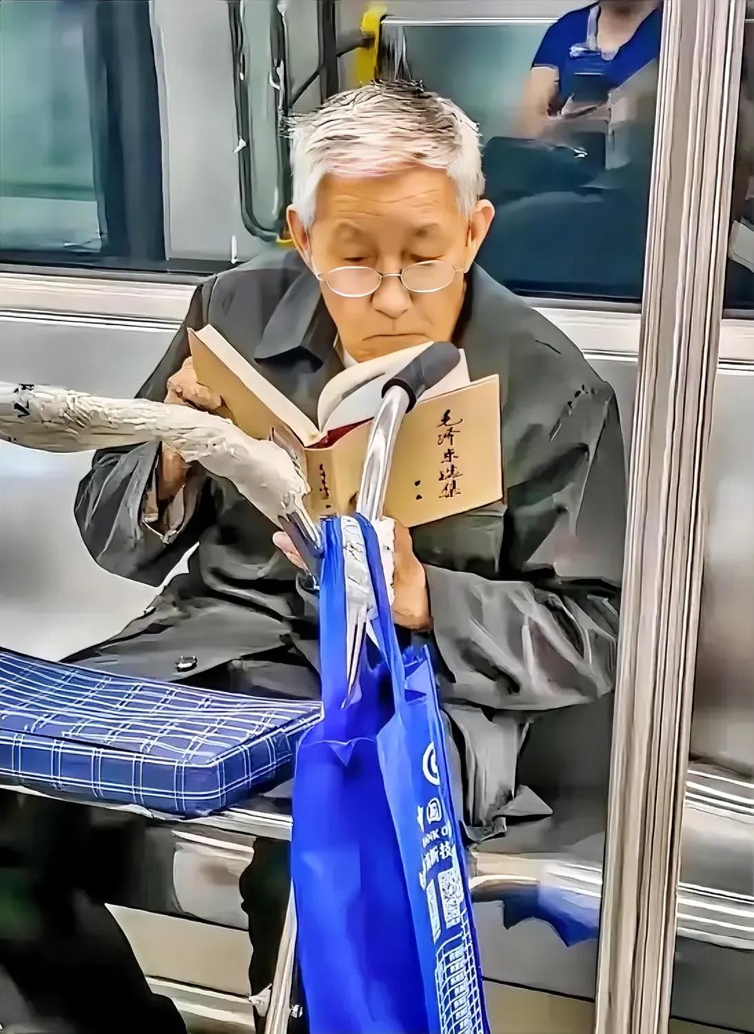 装模作样，这明显是在摆拍。
这套《毛选》没有里面的红色封面，它直接就进入到正页部