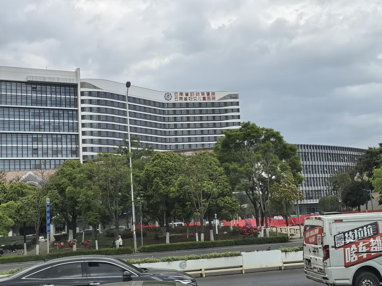 位于官渡区广福路与饵季路交叉口的云南省妇㓜保健院在3月31日迎来了完工验收，将再