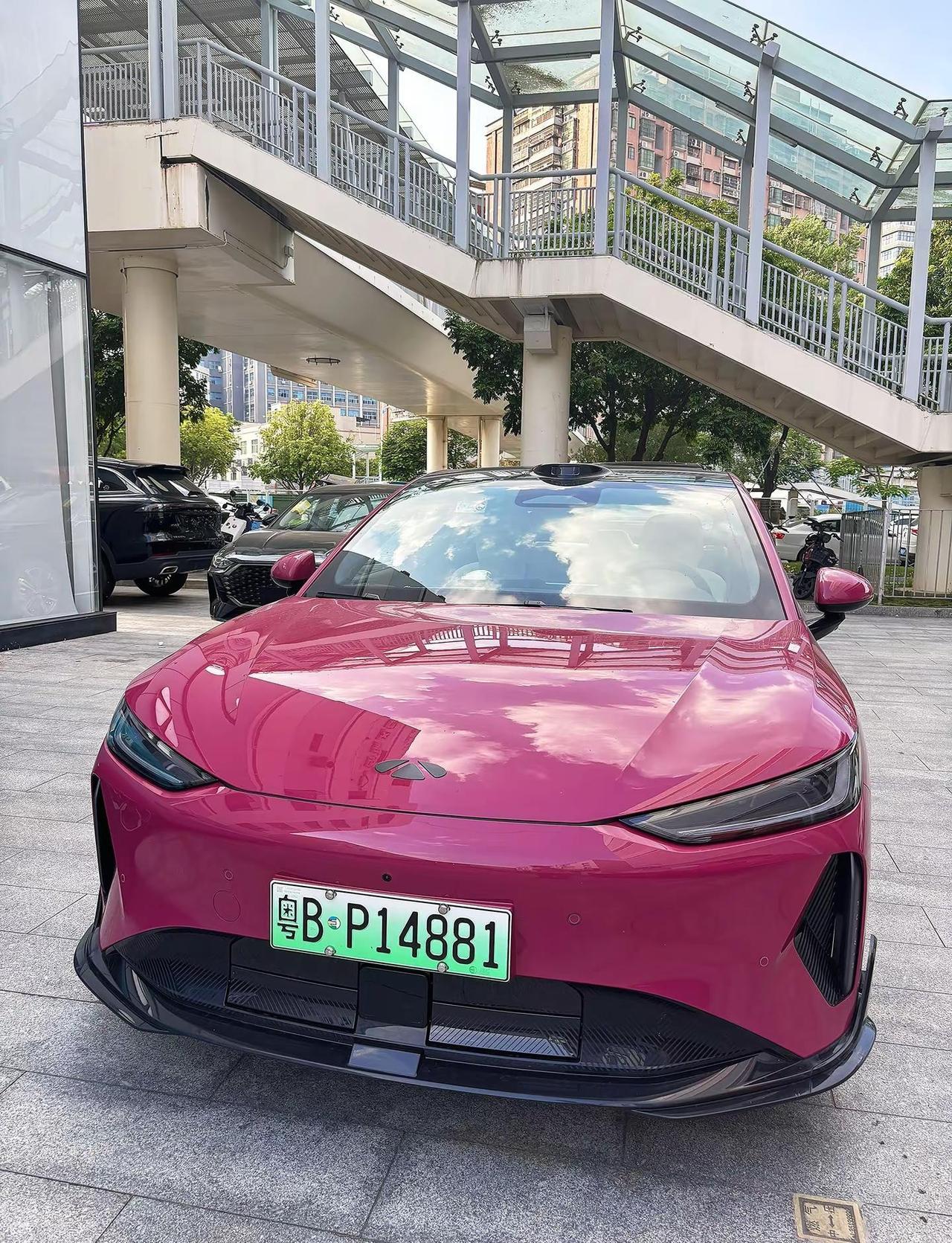 潮流打卡 城市街头捕捉玫红色风云A9自然光下，车身流畅的线条格外吸睛低趴轿跑姿态