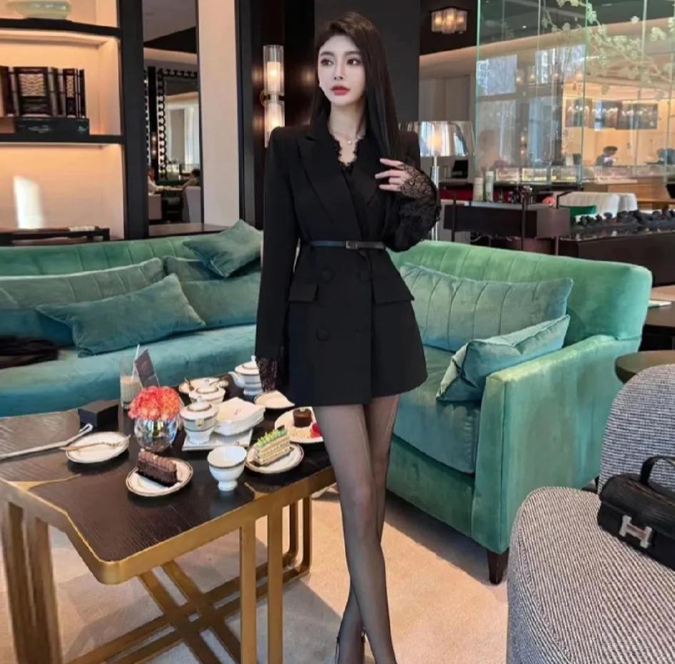 终于知道
为什么那么多人喜欢穿黑色丝袜了
原来是为了遮盖腿部缺陷
以此让穿搭变得