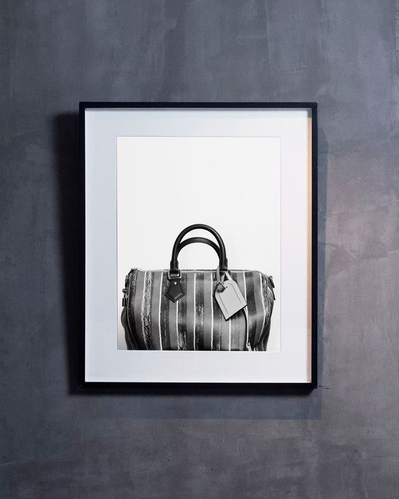 王嘉尔亮相北京LV开幕活动王嘉尔的LV出发图太有创意了！九宫格拼成连环画，想法也