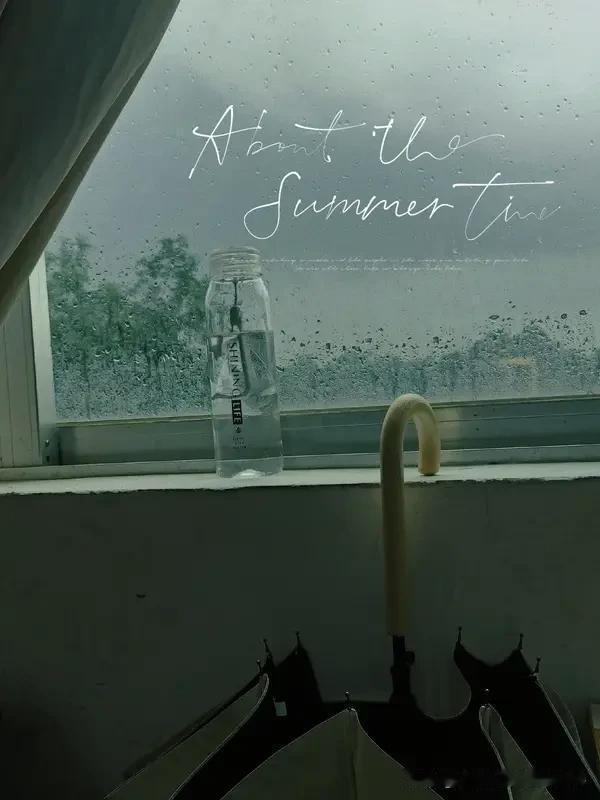 《倚窗听雨》
連日盛夏，满目蒸腾。
所有人都在期望一阵清凉，
今日终于迎来了一场