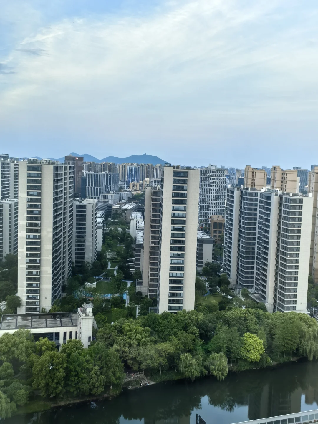 能不能看到对面山上的塔是我判断杭州空气的