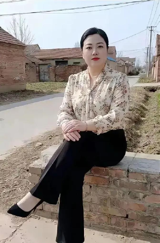 男人图的东西其实特简单。

回家灯亮着，桌上剩口热饭，老婆抬头看我一眼，说今天累