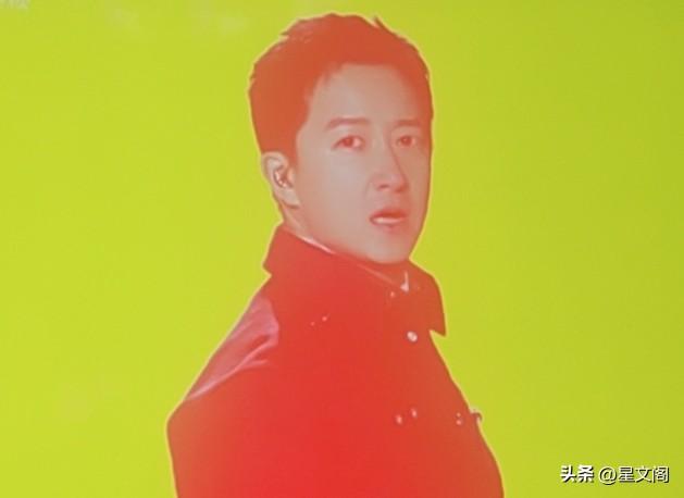 跨年晚会上，没想到快四十岁的韩庚跳的太卖力，鞋带都蹦开了，
他仅用一秒钟就为自己