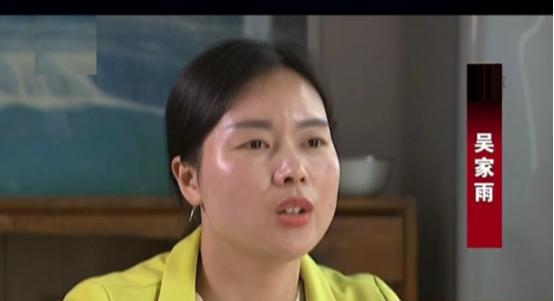 1992年，湖北一对夫妻自杀身亡，留下年仅5岁的女儿。

这个叫吴家雨的女孩蹲在