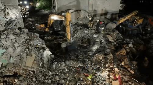 俄军昨晚对基辅实施空袭，目前已造成21人丧生，其中包括3名儿童，救援人员正在紧急