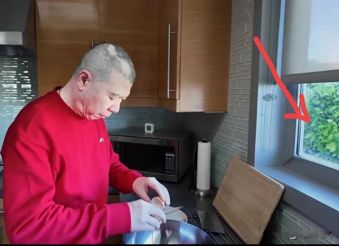 冯小刚和老婆徐帆，去到美国陪女儿徐朵过春节。
徐朵因为学业，春节时不能回国过年，