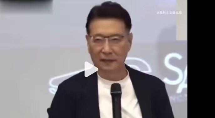 赵少康那张脸，简直就是国民党“暗独”的活体广告。他那段视频，看得人血压飙升，堪称