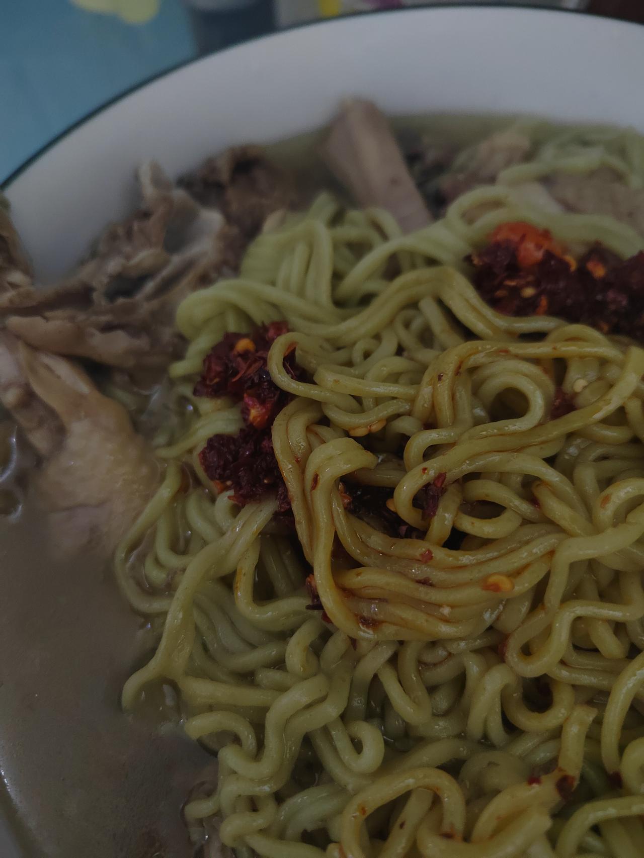 晒图笔记大赛昨晚剩的鸡汤，早上再放两块面饼下去一起煮，就成了一份非常有营养的早餐