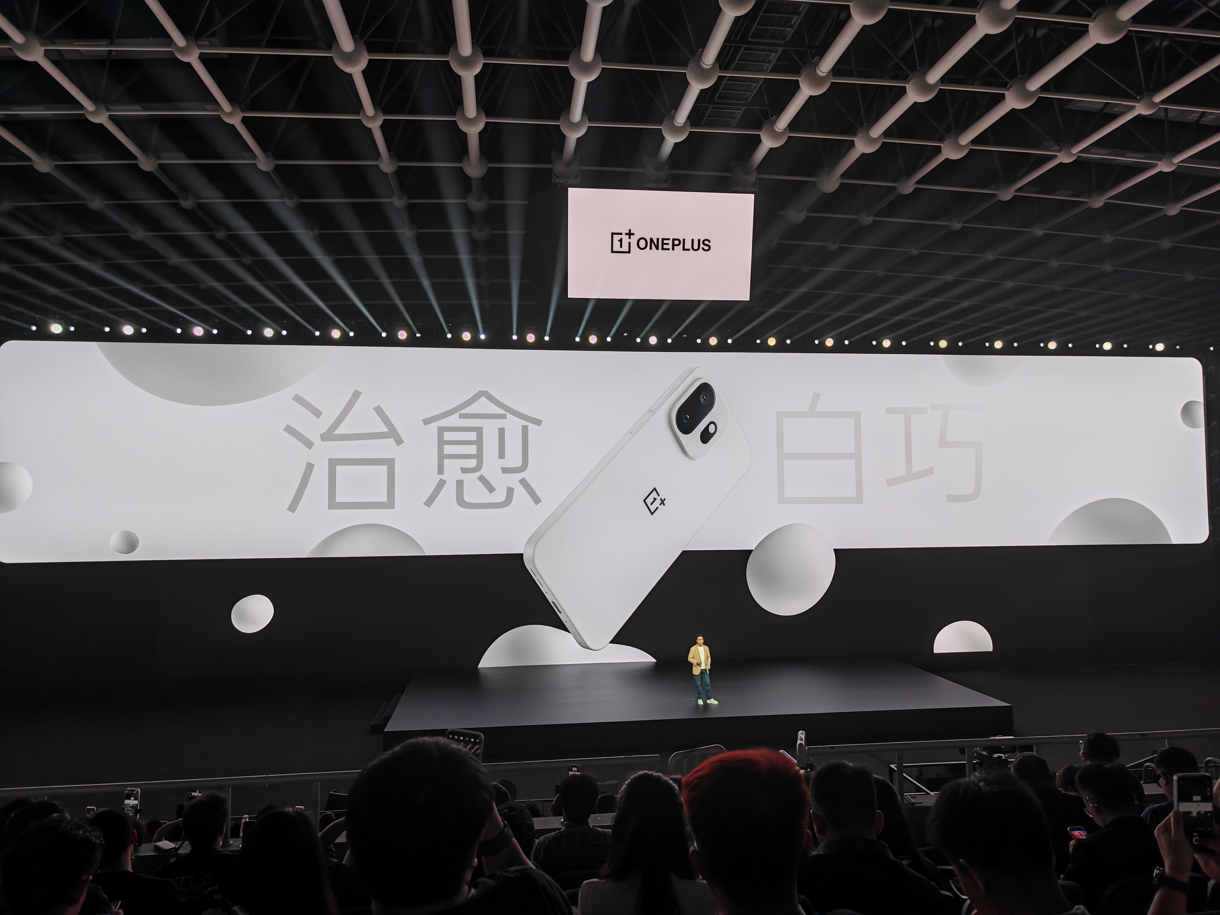 一加15T的这个白色版本，太惊艳了！全白金属中框，微弧设计，手感也很不错。 