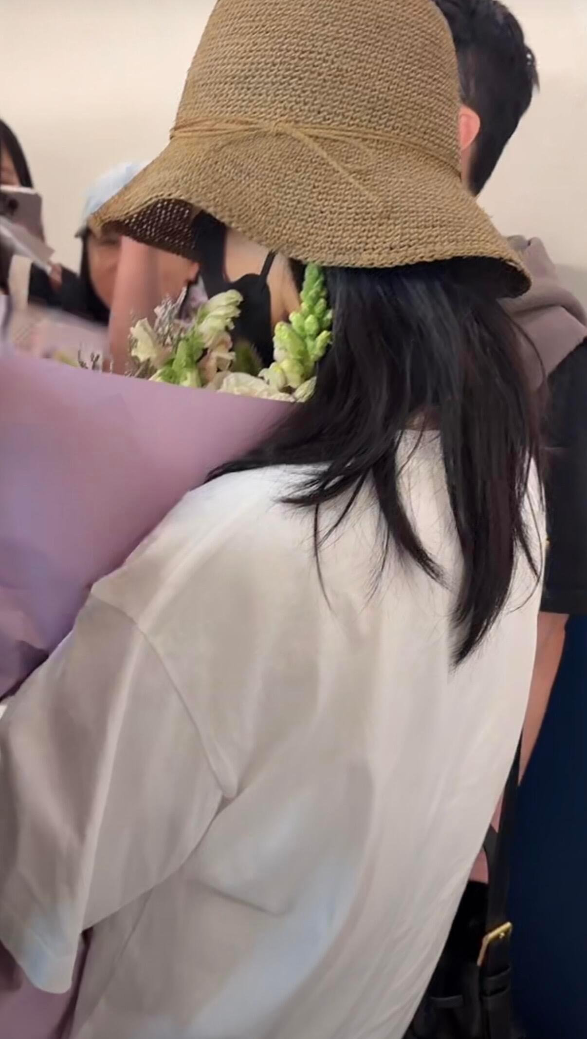 杨紫和粉丝聊了好久杨紫和纽约粉丝拍合照 海外偶遇尽显修养，杨紫认真倾听粉丝说话，