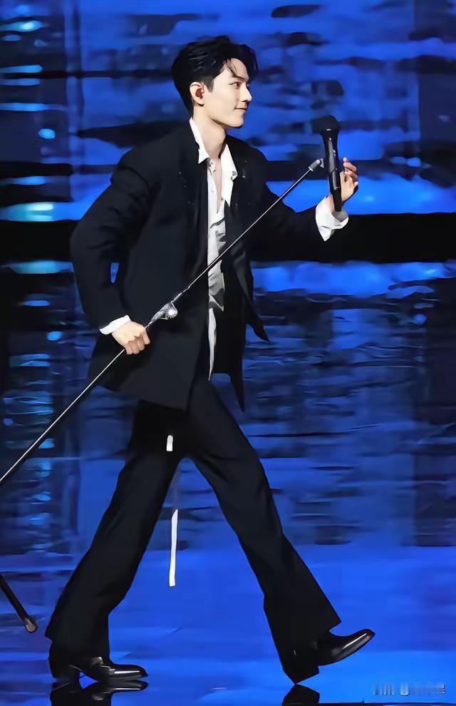 肖战昨晚演出后惊人举动，90 度鞠躬后自己收拾话筒退场，网友：难怪越了解越喜欢！