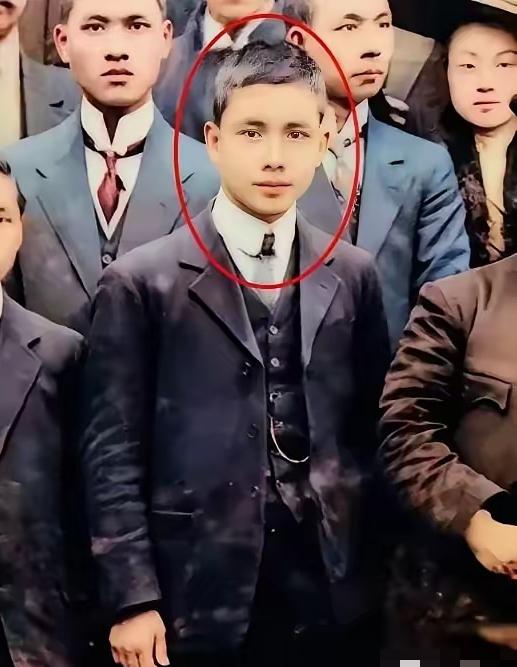 我敢打赌，能把这位小男孩，一下子认出来的，历史绝对不会差，绝对是高手。