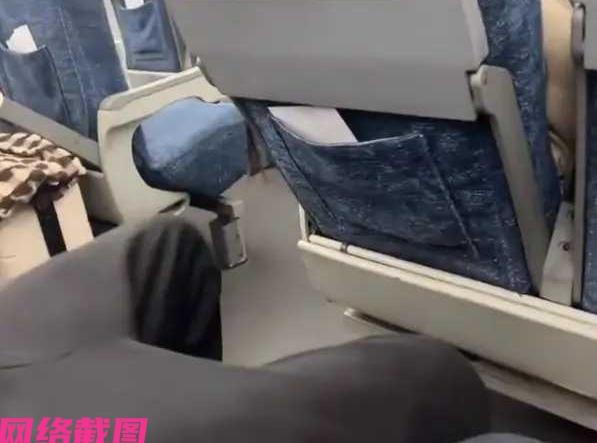 有女子乘坐高铁出门却遇到心烦的事，出于自己一旁的邻座不规矩。

原来在女子一旁的