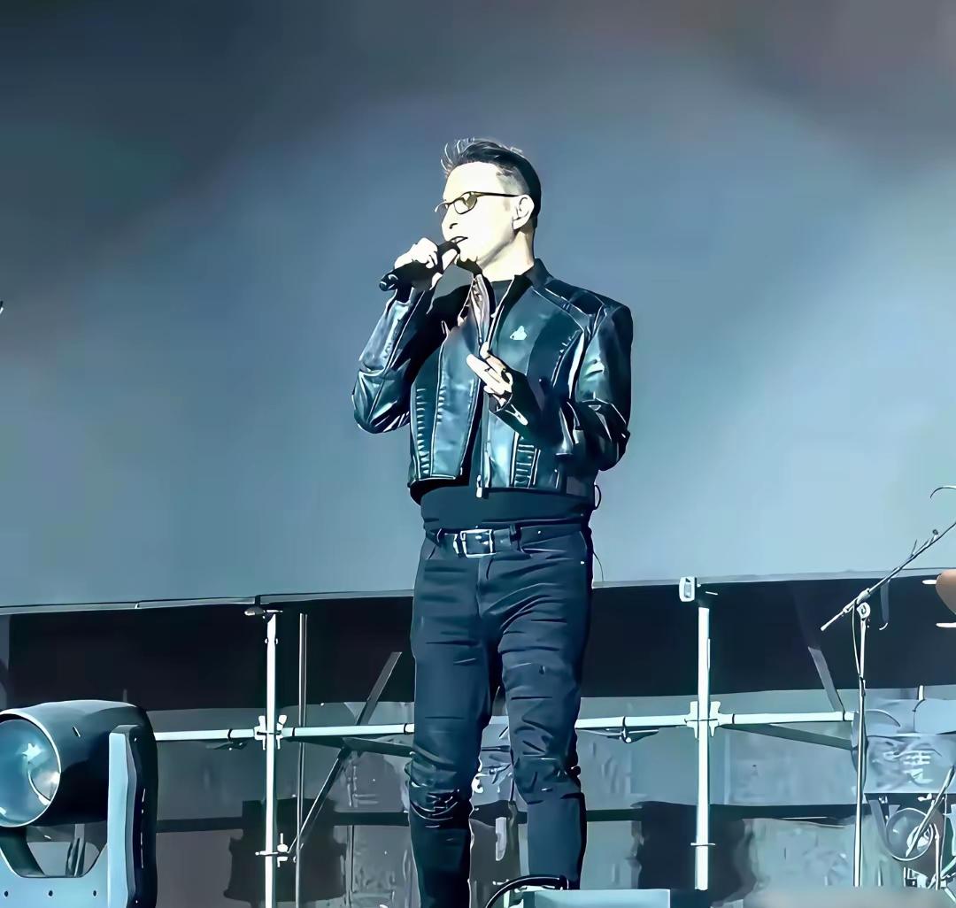 中年发福的汪峰
买衣服一定要
卡码买大，卡码买大，卡码买大！
重要的事情说三遍[