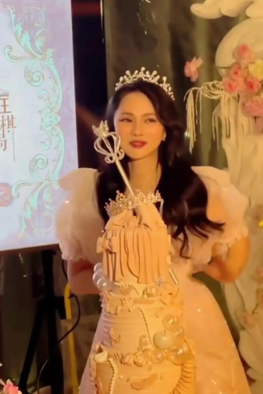 我55能这样，我要笑醒 [大笑]
这颜值[赞]望尘莫及[捂脸]怎么可以这样年轻[