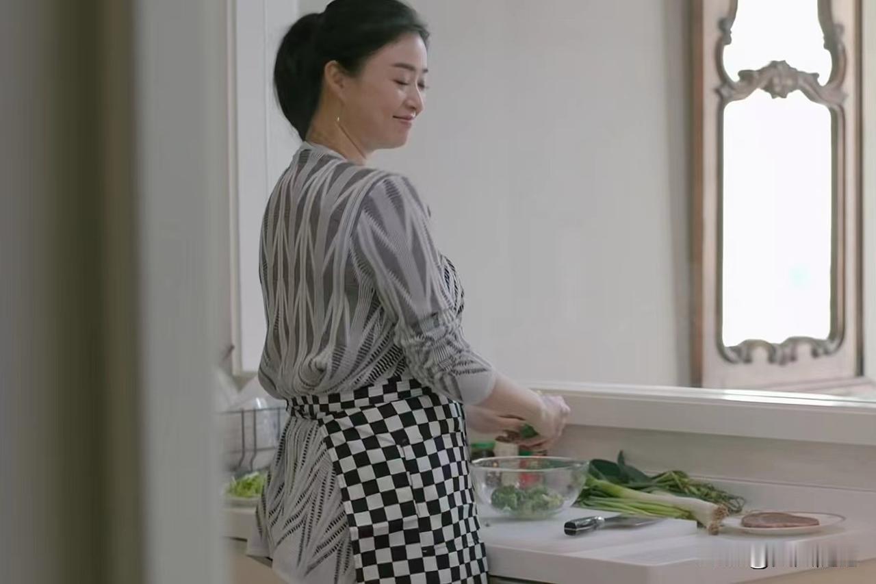 安迪坐沙发上等饺子端上桌。曲筱绡趴旁边看赵医生拖地。邱莹莹呢？拎着腊肉饭主动送上
