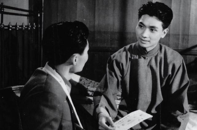 1947年，一位地主趁敌人聊天时，偷偷把绑在树上的地下党放走，敌人发现后质问他，