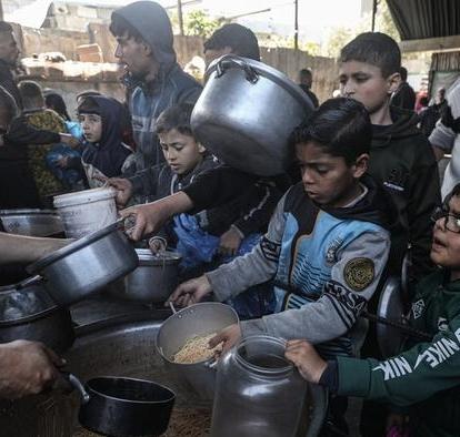 以色列真的要不分昼夜的向上帝祈祷，祈祷美国的帝国大厦不会被瞬间崩塌。如若不然一旦