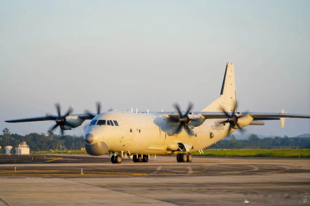 南部战区海军航空兵某团数架反潜巡逻机有序出动，飞赴训练区域，拉开跨昼夜反潜训练的