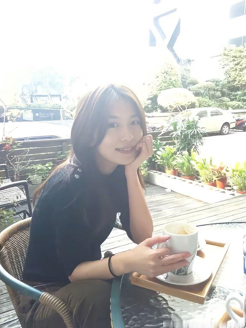 而她在她的台北丝竹地图里认著路，07年的唱片行还撑得住。 