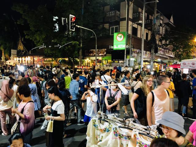泰国清迈最火的周日夜市，中国游客逛完却纳闷：怎么都像义乌货？

清迈是泰国的第二