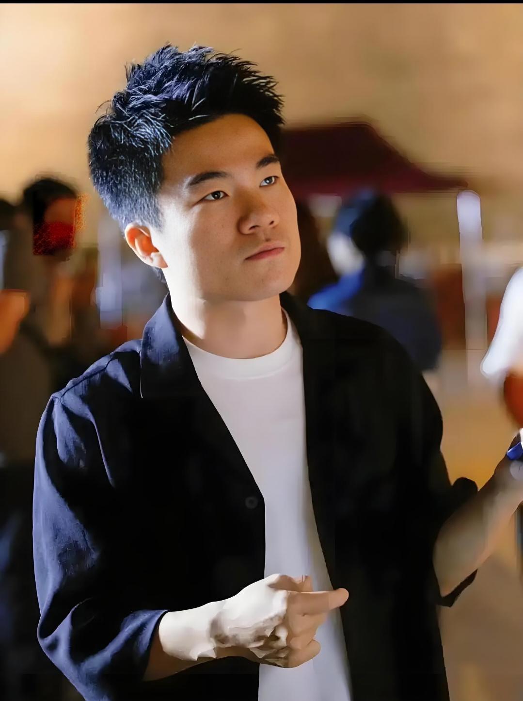 年轻人偏爱董宇辉，无关颜值，无关流量，只因为他最懂普通人。
 
他出身普通，吃过