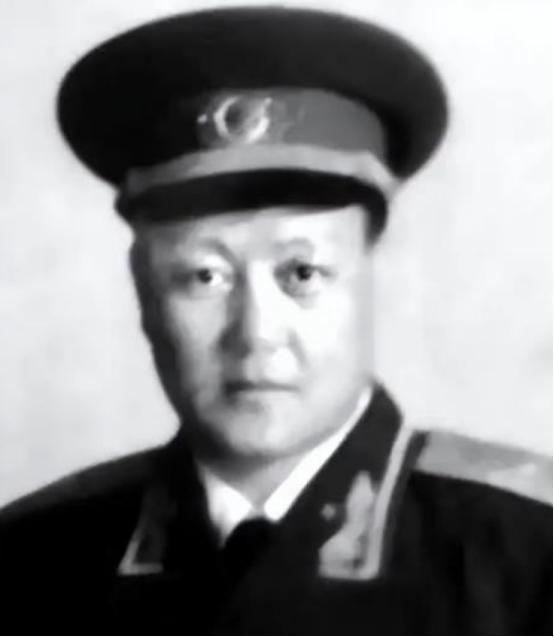 1949年，解放军师长刘炳彦去北京饭店吃饭，突然看到一个服务员举止异常，还有些眼