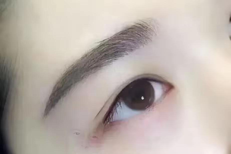 现在纹眉真的很便宜99元就可以纹，以前最少几百元甚至上千元，很多人不舍得，现在我