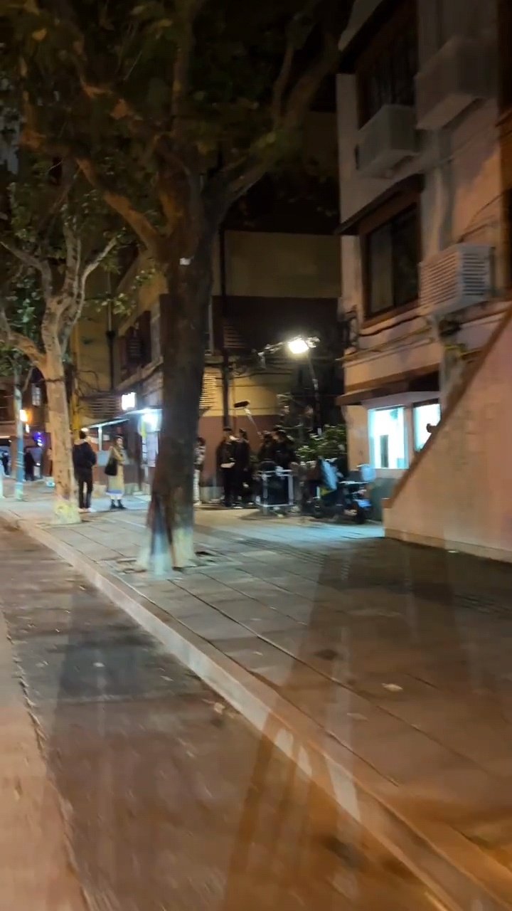 #网友骑行偶遇刘亦菲##怎么有路人在玫瑰故事剧组演开端# 哈哈哈哈哈哈路人说今天