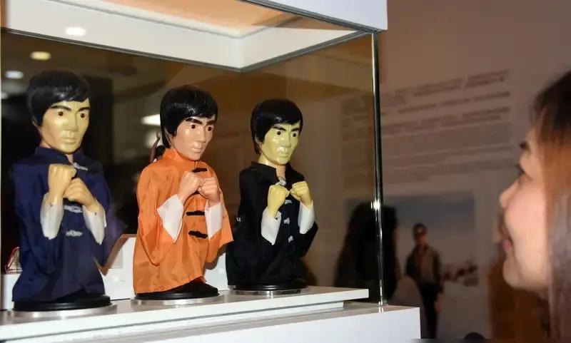 梁小龙和李小龙谁更能打的话题又翻出来。

网友把两人电影片段剪一起，比速度比力量