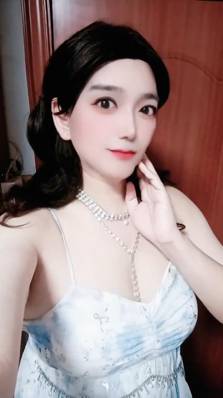 为啥你一个大男人喜欢穿女装？答案很心酸！

今天上午接到了一个出差的通知，虽然出