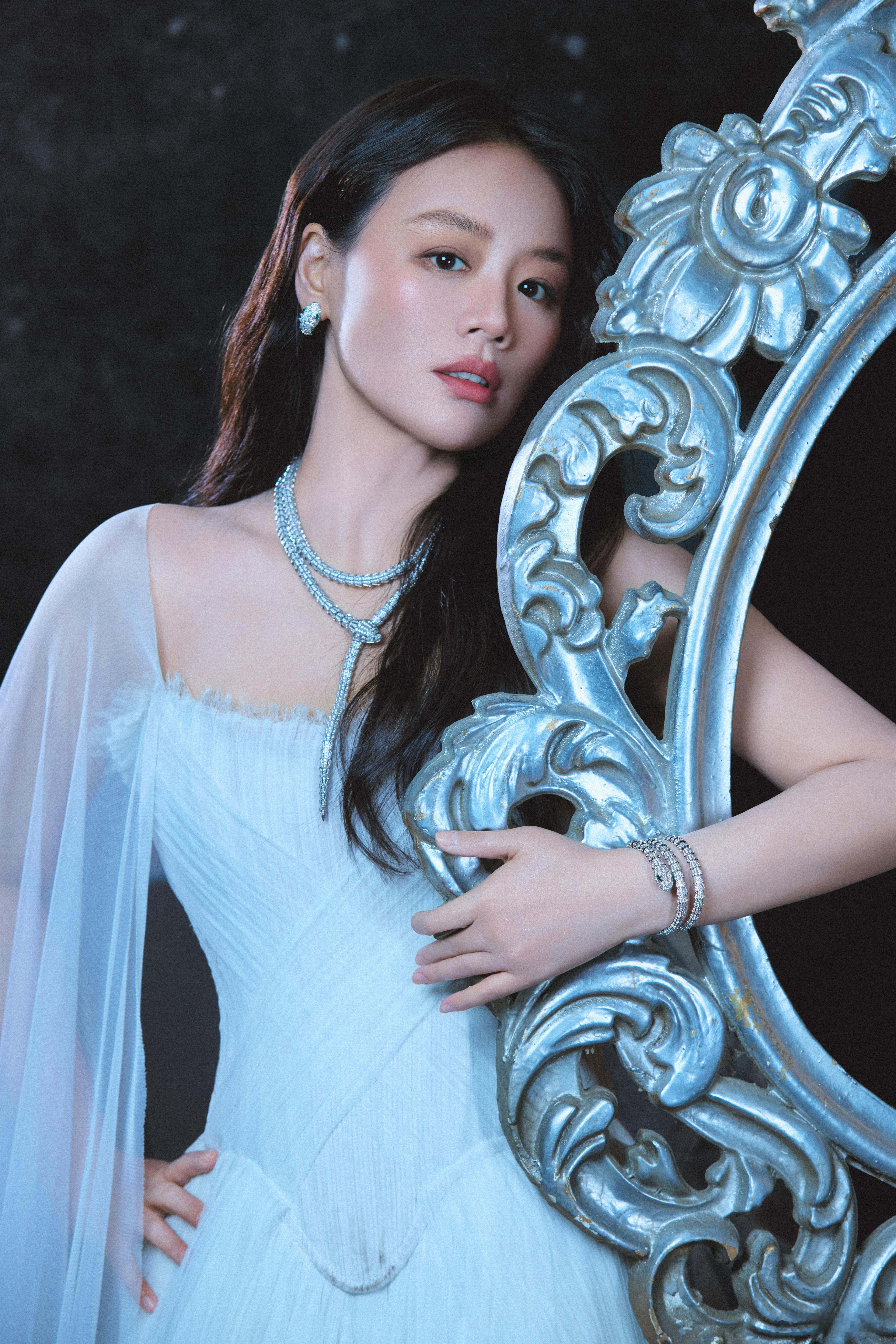 马思纯白色纱裙 被这组白纱裙造型狠狠治愈🥳马思纯笑起来眉眼弯弯，清纯又可爱，白