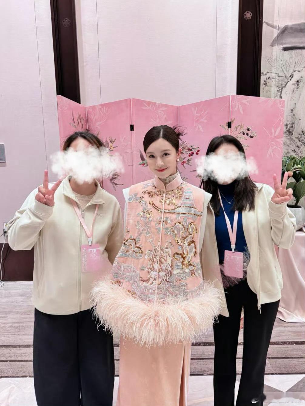 文咏珊产后首露面文咏珊参加霸王茶姬创始人婚礼文咏珊产后首露面，完全看不出生完孩子